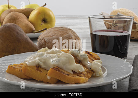 Piatto con polenta e formaggio gorgonzola fronte Foto Stock