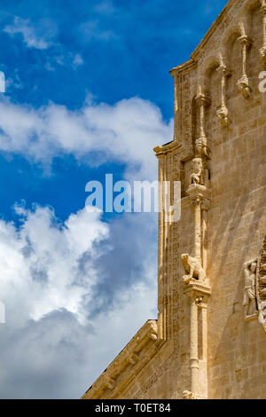 La parete della chiesa di pietra scolpita scultura decorazioni della chiesa di Sant'Agostino, parziale vista sulla strada dalla città antica di Matera, Basilicata, meridionale Foto Stock