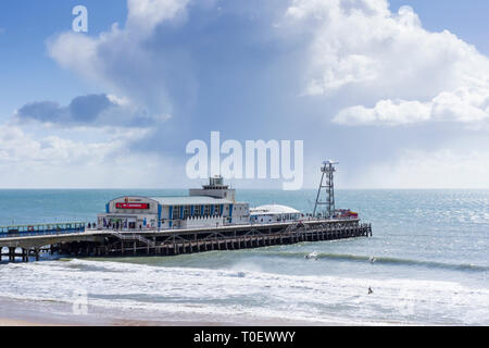 Bournemouth Pier su una domenica mattina in inverno. Il Dorset, England, Regno Unito Foto Stock