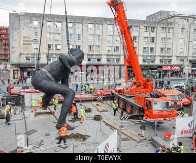 Il cast più grande scultura in bronzo nel Regno Unito, il Messenger, essendo abbassata in posizione esterna al Theatre Royal Plymouth. Foto Stock