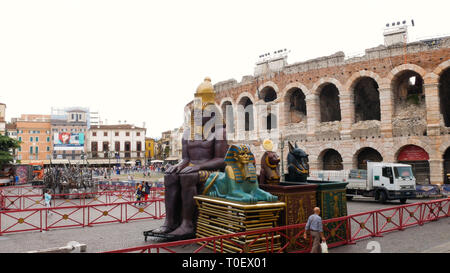 Pezzi di set design dell'opera Aida sono trasportati all'Arena per uno spettacolo Foto Stock