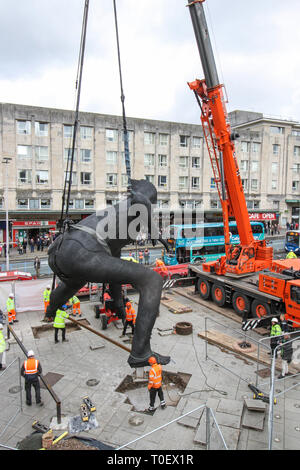 Messenger, UK cast più grande scultura in bronzo è abbassata in posizione al di fuori di Plymouth Theatre Royal Foto Stock