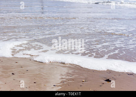 Sciabordare di onde sulla spiaggia, Bournemouth Dorset, Regno Unito Foto Stock