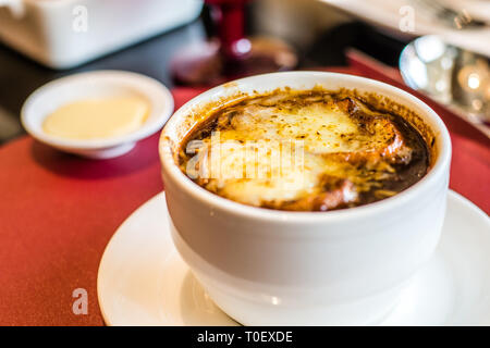 Una zuppa l'oignon Zuppa francese di cipolle al forno con formaggio gruviera Foto Stock