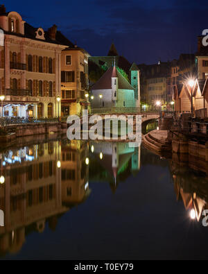 Annecy medievale con il mercato di Natale. Notte raffigurante la perla delle Alpi francesi, con acque cristalline la riflessione dell'architettura storica. Foto Stock