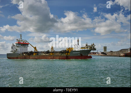 La draga Causeway inserendo il porto di Portsmouth nel sole primaverile. Chiara visualizzazione di una tramoggia di aspirazione della draga attrezzature di coperta. Foto Stock