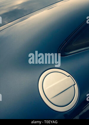 Auto il tappo del serbatoio del combustibile dal design moderno - serbatoio carburante porta dell'auto moderna - Design particolare del tappo del serbatoio di carburante auto della porta Foto Stock