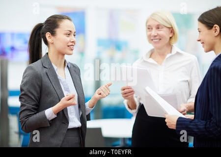 Ufficio femmina lavoratori a discutere di lavoro Foto Stock