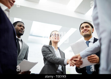 La gente di affari stringono le mani Foto Stock