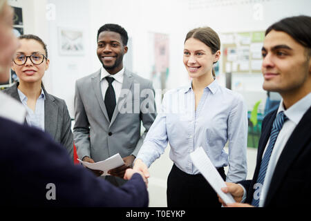 Business Partner stringono le mani Foto Stock