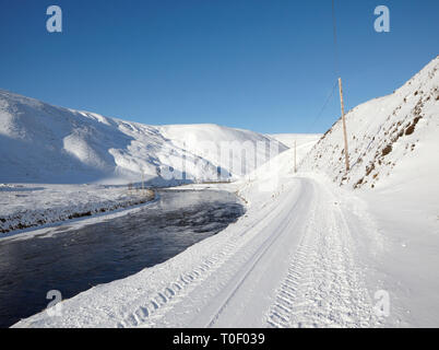 Il fiume Avon, inverno in Glen Avon, Cairngorms, Scotlasnd, UK. Foto Stock