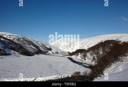 Il fiume Avon, inverno in Glen Avon, Cairngorms, Scotlasnd, UK. Foto Stock