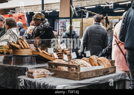 London, Regno Unito - 16 Marzo. 2019: persone ad acquistare pane fresco e pasticcini da un mercato in stallo al mercato di Greenwich, London Il solo mercato impostato entro un mondo H Foto Stock