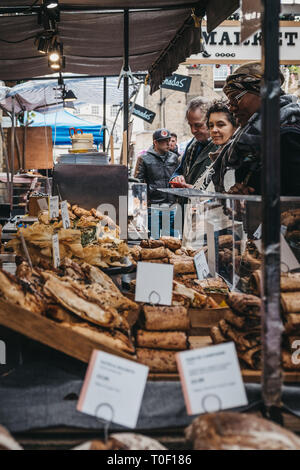 London, Regno Unito - 16 Marzo. 2019: persone ad acquistare pane fresco e pasticcini da un mercato in stallo al mercato di Greenwich, London Il solo mercato impostato entro un mondo H Foto Stock