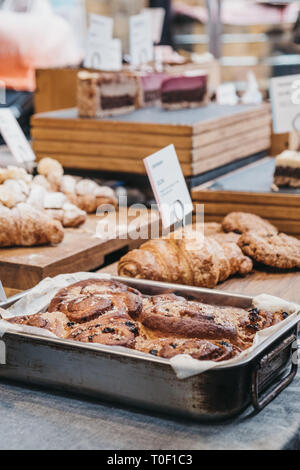 Varietà di dolci artigianali e pasties in vendita su un mercato di strada, il fuoco selettivo. Foto Stock