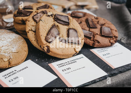 Varietà di biscotti appena sfornati in vendita su un mercato di strada, il fuoco selettivo. Foto Stock