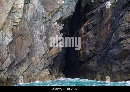 Grotta di mare presi da barca Ramsey Island, Pembrokeshire Foto Stock