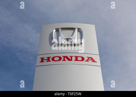 Honda logo segno al di fuori di una concessionaria auto Foto Stock