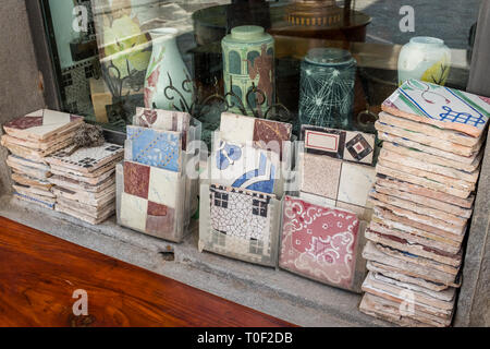 Dettaglio di artigianato locale di piastrelle in ceramica e visualizzato in una finestra del negozio a Minori, Italia sulla Costiera Amalfitana Foto Stock