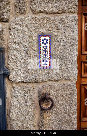 Piastrelle colorate Mezuzà con la stella di Davide e il Menorah. Ebrei sefarditi trimestre, Ribadavia, Spagna. Foto Stock