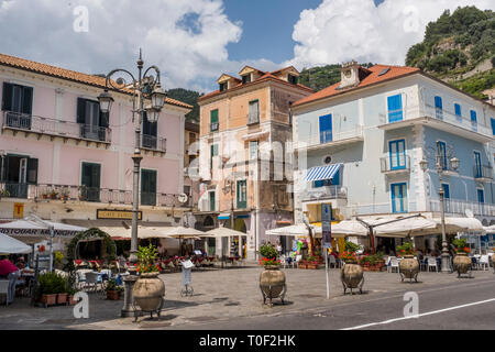 Il piccolo e affascinante e colorato la piazza principale con negozi e ristoranti e a Minori, Italia Foto Stock