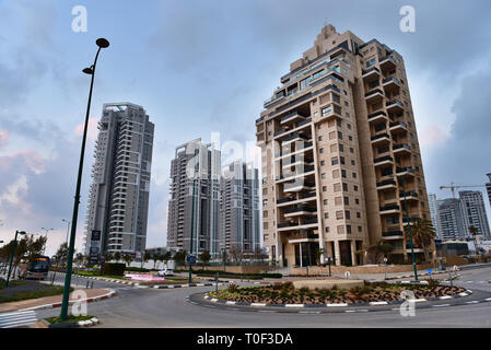 Moderno ed alto sorge a Netanya, una città nel nord del Distretto Centrale di Israele. Foto Stock