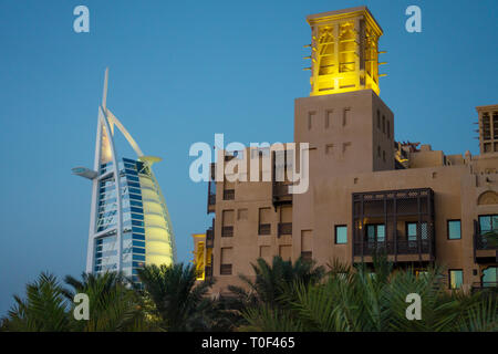 Dubai, UAE / 11. 03. 2018 : burj al arab nel Souk Madinat Jumeirah sfondo con architettura araba bastion Foto Stock