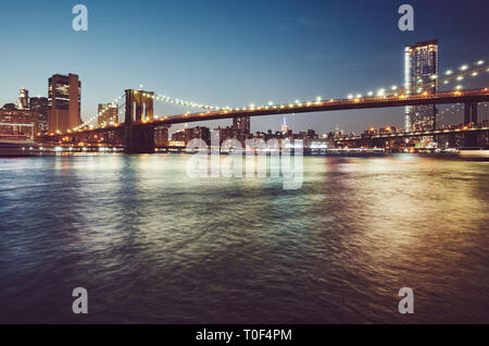 Il Ponte di Brooklyn a blue ora, dai toni di colore immagine, New York City, Stati Uniti d'America. Foto Stock