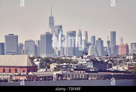 Retrò tonica foto di un treno della metropolitana con orizzonte di New York City, Stati Uniti d'America. Foto Stock