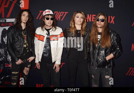 HOLLYWOOD, CA - 18 Marzo: Paris Jackson (2R), Gabriel Glenn (R) e gli ospiti arrivano alla premiere di Netflix "sporco" a ArcLight Hollywood di Marzo 18, 2019 a Hollywood, in California. Foto Stock