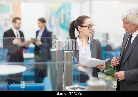 Due colleghi discutere le idee Foto Stock