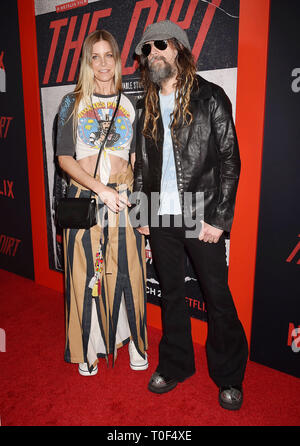 HOLLYWOOD, CA - 18 Marzo: Sheri Moon Zombie (L) e Rob Zombie arriva alla premiere di Netflix "sporco" a ArcLight Hollywood di Marzo 18, 2019 a Hollywood, in California. Foto Stock