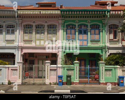 Facciate di case sulla Koon Seng Road, Joo Chiat area, Singapore Foto Stock