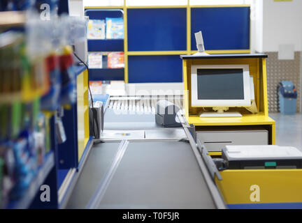 Acquista il terminale in un supermercato, nei toni del blu Foto Stock