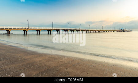 Sunrise over Sandgate Pier nel Queensland in Australia. Situato in Moreton Bay. Foto Stock