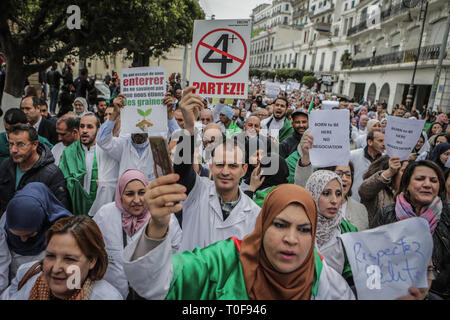 Algeri, Algeria. Xix Mar, 2019. Algerina di professionisti sanitari tenere insegne e cartelloni durante una manifestazione di protesta contro il Presidente algerino Abdelaziz Bouteflika dopo la sua decisione di rinviare le elezioni presidenziali dell'aprile 2019 e di rimanere al potere dopo il suo termine corrente termina per un non meglio specificato periodo transitorio. Credito: Farouk Batiche/dpa/Alamy Live News Foto Stock