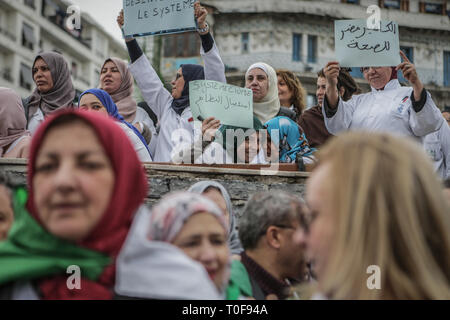 Algeri, Algeria. Xix Mar, 2019. Algerina di professionisti sanitari tenere cartelloni durante una manifestazione di protesta contro il Presidente algerino Abdelaziz Bouteflika dopo la sua decisione di rinviare le elezioni presidenziali dell'aprile 2019 e di rimanere al potere dopo il suo termine corrente termina per un non meglio specificato periodo transitorio. Credito: Farouk Batiche/dpa/Alamy Live News Foto Stock