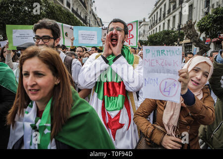 Algeri, Algeria. Xix Mar, 2019. Algerina di professionisti sanitari tenere cartelli e gridare slogan durante una manifestazione di protesta contro il Presidente algerino Abdelaziz Bouteflika dopo la sua decisione di rinviare le elezioni presidenziali dell'aprile 2019 e di rimanere al potere dopo il suo termine corrente termina per un non meglio specificato periodo transitorio. Credito: Farouk Batiche/dpa/Alamy Live News Foto Stock