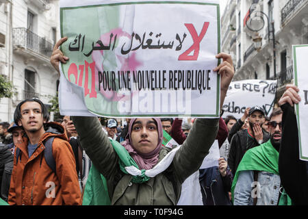 Algeri, Algeria. Xix Mar, 2019. Un manifestante sorregge un cartello nel corso di una protesta organizzata da algerina di professionisti sanitari contro il Presidente algerino Abdelaziz Bouteflika dopo la sua decisione di rinviare le elezioni presidenziali dell'aprile 2019 e di rimanere al potere dopo il suo termine corrente termina per un non meglio specificato periodo transitorio. Credito: Farouk Batiche/dpa/Alamy Live News Foto Stock