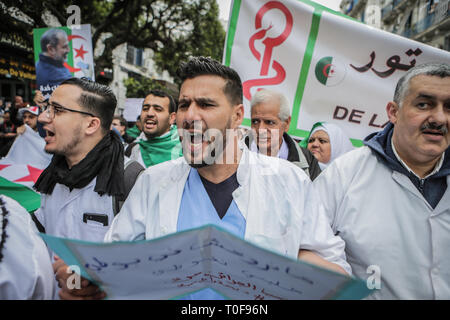 Algeri, Algeria. Xix Mar, 2019. Algerina di professionisti sanitari di protesta contro il Presidente algerino Abdelaziz Bouteflika dopo la sua decisione di rinviare le elezioni presidenziali dell'aprile 2019 e di rimanere al potere dopo il suo termine corrente termina per un non meglio specificato periodo transitorio. Credito: Farouk Batiche/dpa/Alamy Live News Foto Stock