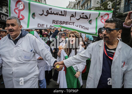 Algeri, Algeria. Xix Mar, 2019. Algerina di professionisti sanitari di protesta contro il Presidente algerino Abdelaziz Bouteflika dopo la sua decisione di rinviare le elezioni presidenziali dell'aprile 2019 e di rimanere al potere dopo il suo termine corrente termina per un non meglio specificato periodo transitorio. Credito: Farouk Batiche/dpa/Alamy Live News Foto Stock