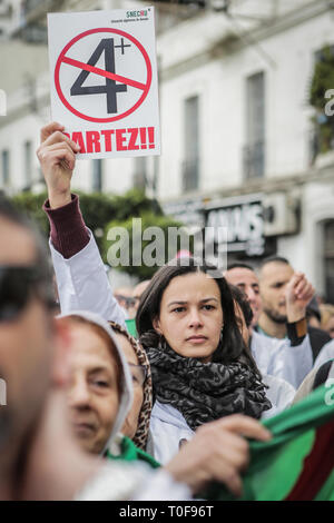 Algeri, Algeria. Xix Mar, 2019. Algerina di professionisti sanitari di protesta contro il Presidente algerino Abdelaziz Bouteflika dopo la sua decisione di rinviare le elezioni presidenziali dell'aprile 2019 e di rimanere al potere dopo il suo termine corrente termina per un non meglio specificato periodo transitorio. Credito: Farouk Batiche/dpa/Alamy Live News Foto Stock