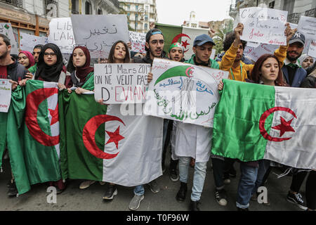 Algeri, Algeria. Xix Mar, 2019. Algerina di professionisti sanitari di protesta contro il Presidente algerino Abdelaziz Bouteflika dopo la sua decisione di rinviare le elezioni presidenziali dell'aprile 2019 e di rimanere al potere dopo il suo termine corrente termina per un non meglio specificato periodo transitorio. Credito: Farouk Batiche/dpa/Alamy Live News Foto Stock