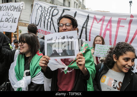 Algeri, Algeria. Xix Mar, 2019. Algerina di professionisti sanitari di protesta contro il Presidente algerino Abdelaziz Bouteflika dopo la sua decisione di rinviare le elezioni presidenziali dell'aprile 2019 e di rimanere al potere dopo il suo termine corrente termina per un non meglio specificato periodo transitorio. Credito: Farouk Batiche/dpa/Alamy Live News Foto Stock