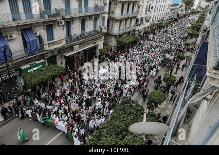 Algeri, Algeria. Xix Mar, 2019. Algerina di professionisti sanitari di protesta contro il Presidente algerino Abdelaziz Bouteflika dopo la sua decisione di rinviare le elezioni presidenziali dell'aprile 2019 e di rimanere al potere dopo il suo termine corrente termina per un non meglio specificato periodo transitorio. Credito: Farouk Batiche/dpa/Alamy Live News Foto Stock