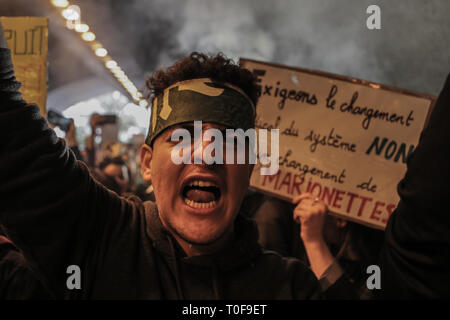 Algeri, Algeria. Xix Mar, 2019. Un manifestante grida slogan come egli prende parte in segno di protesta organizzato dall algerino i professionisti sanitari contro il Presidente algerino Abdelaziz Bouteflika dopo la sua decisione di rinviare le elezioni presidenziali dell'aprile 2019 e di rimanere al potere dopo il suo termine corrente termina per un non meglio specificato periodo transitorio. Credito: Farouk Batiche/dpa/Alamy Live News Foto Stock