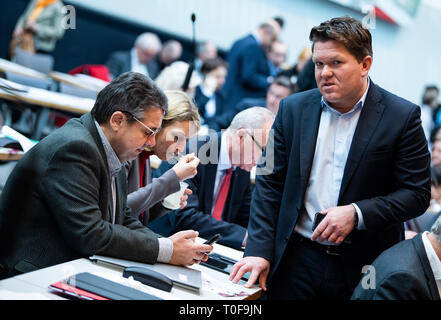 Berlino, Germania. Xix Mar, 2019. Florian Post (r, SPD) ed ex ministro degli Esteri Sigmar GABRIEL (SPD) stanno parlando all'inizio della sessione del gruppo parlamentare SPD nel Bundestag tedesco. Gruppo parlamentare SPD nel Bundestag decide la sede di Monaco di Baviera membro del parlamento Post nella commissione per i problemi economici e monetari. Il leader del gruppo Nahles vuole tirare lui fuori di lì. Credito: Bernd von Jutrczenka/dpa/Alamy Live News Foto Stock