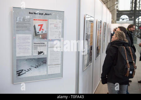 Dresden, Germania. Xix Mar, 2019. I visitatori sono in piedi la principale stazione ferroviaria di Dresda in la mostra 'L'ambasciata rifugiati sul loro modo da Praga a Hof". La mostra è parte di un ceco-tedesco degli autori riuniti nella capitale dello stato sulla periferia della Fiera del Libro di Lipsia. Credito: Sebastian Kahnert/dpa-Zentralbild/dpa/Alamy Live News Foto Stock