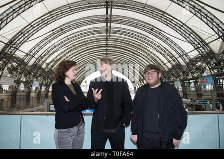 Dresden, Germania. Xix Mar, 2019. Gli autori Julia Schoch (l-r), Jachym Topol provenienti dalla Repubblica ceca e Martin Becker sono sul loro viaggio in treno da Praga alla Fiera del Libro di Lipsia durante una sosta in occasione di un ceco-tedesco autori' incontro a Dresda stazione centrale. La Repubblica ceca è il paese ospitante per questo anno di Leipzig Book Fair. Credito: Sebastian Kahnert/dpa-Zentralbild/dpa/Alamy Live News Foto Stock