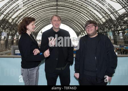 Dresden, Germania. Xix Mar, 2019. Gli autori Julia Schoch (l-r), Jachym Topol provenienti dalla Repubblica ceca e Martin Becker sono sul loro viaggio in treno da Praga alla Fiera del Libro di Lipsia durante una sosta in occasione di un ceco-tedesco autori' incontro a Dresda stazione centrale. La Repubblica ceca è il paese ospitante per questo anno di Leipzig Book Fair. Credito: Sebastian Kahnert/dpa-Zentralbild/dpa/Alamy Live News Foto Stock